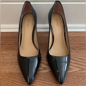 Michael Kors NWOT Alvina black patent leather pump, size 7M / 37